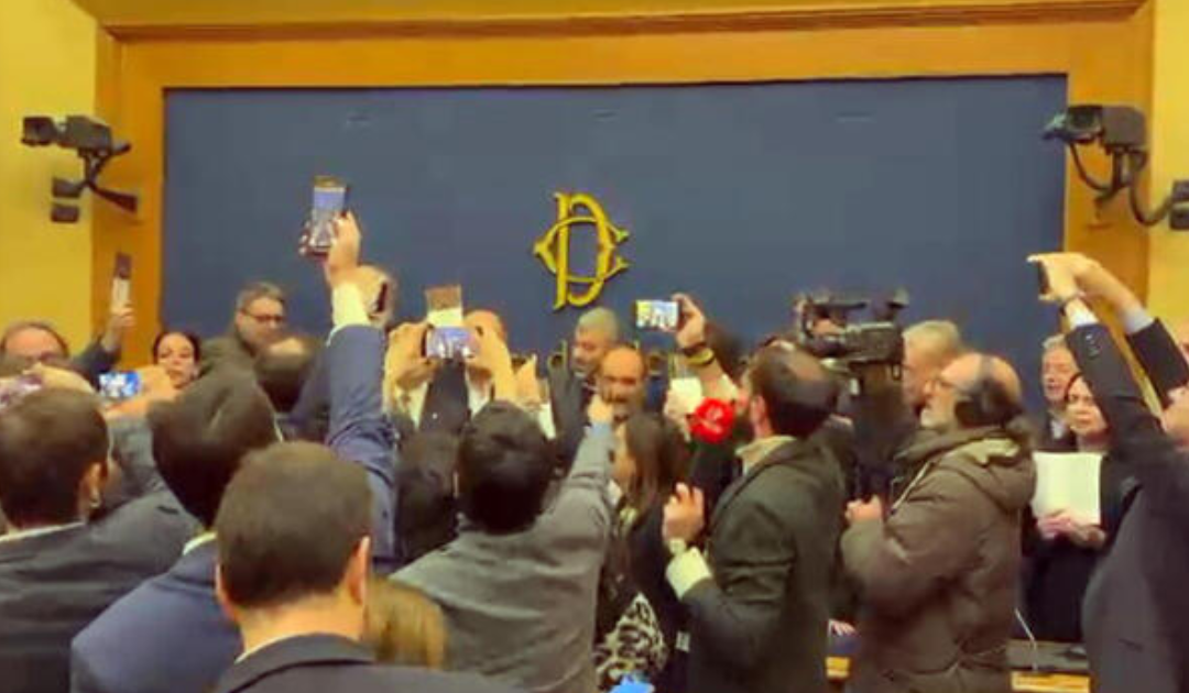 Il Pd: i fascisti votano Sì. È bufera