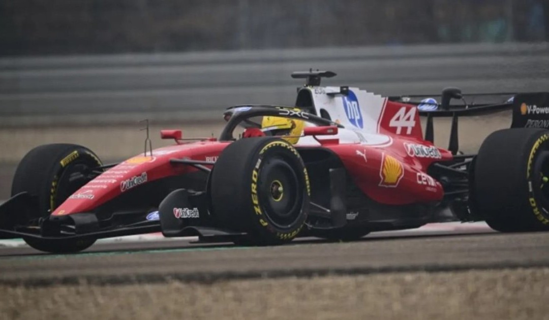 La rossa passa, il mondo si ferma: Ferrari SF-26 sul ponte di Fiorano