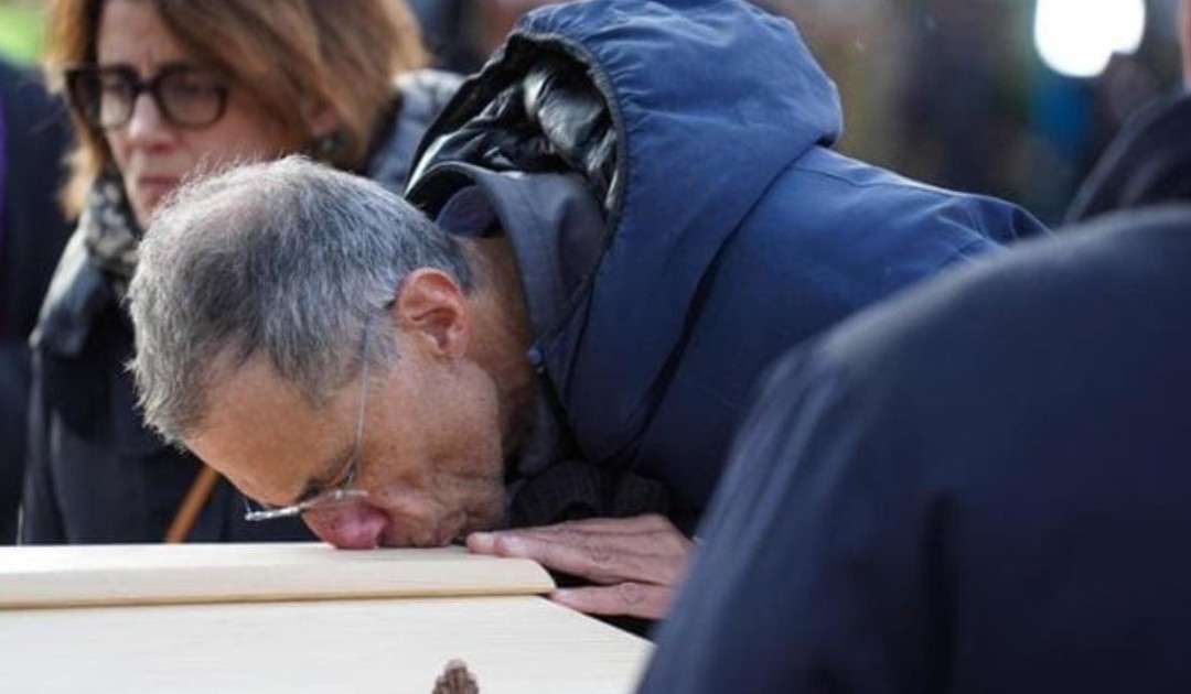 L'Italia si ferma per i suoi ragazzi: dolore, silenzio e sete di verità