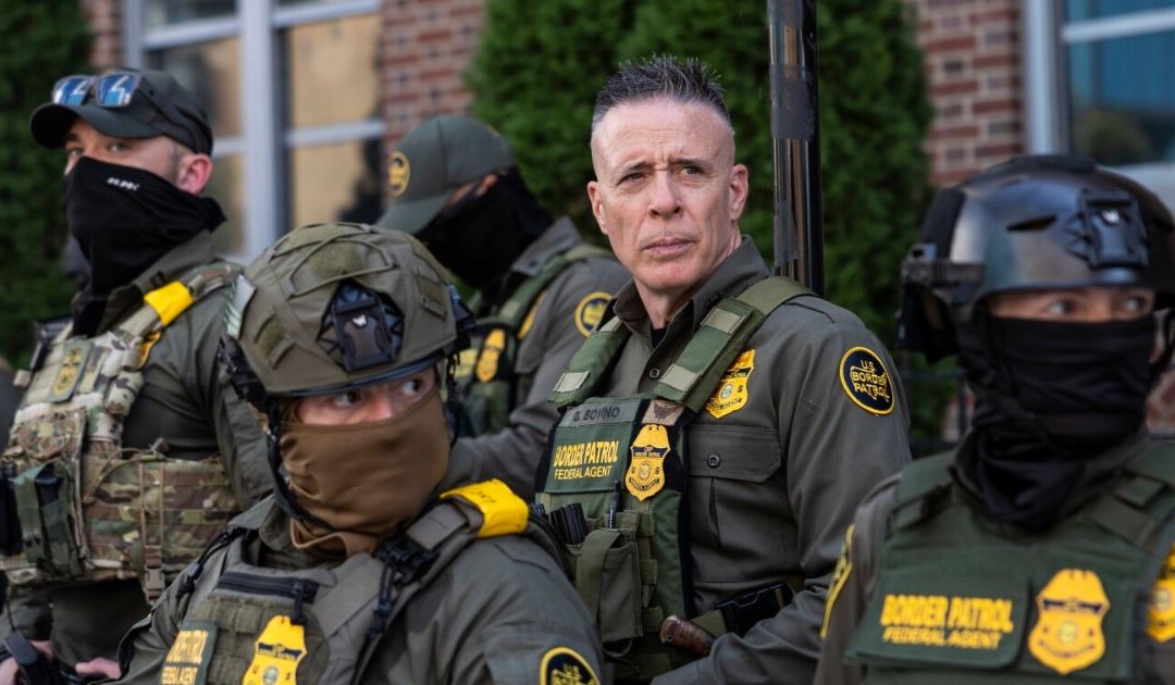 Chi è Greg Bovino, il volto dell’ICE: Trump lo scarica (e poi fa peggio)