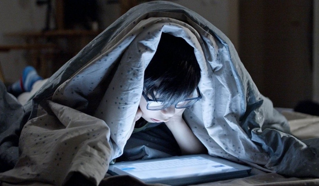 Figli degli algoritmi: perché l’IA ha preso il posto dei genitori