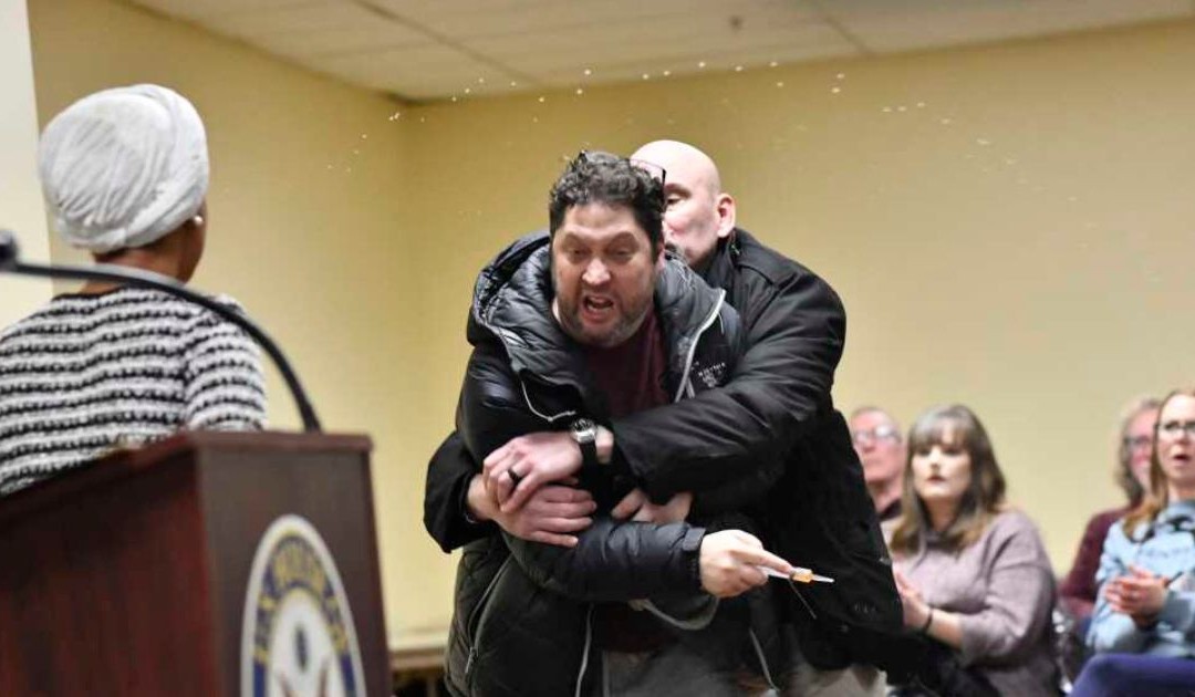 «Via l’ICE»: Ilhan Omar aggredita con una siringa a Minneapolis