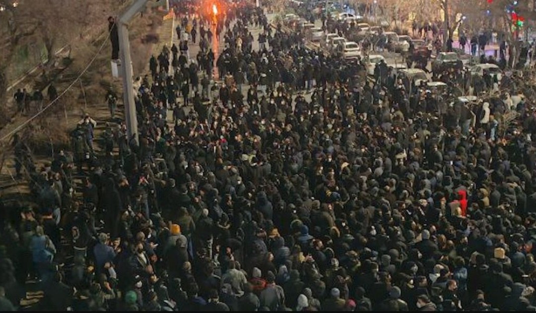 Iran, il regime soffoca le proteste nel sangue. Usa ai cittadini: ‘Andate via’