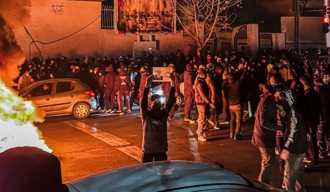 Usa riducono il personale nelle basi. Teheran: «Colpiremo se attaccati»