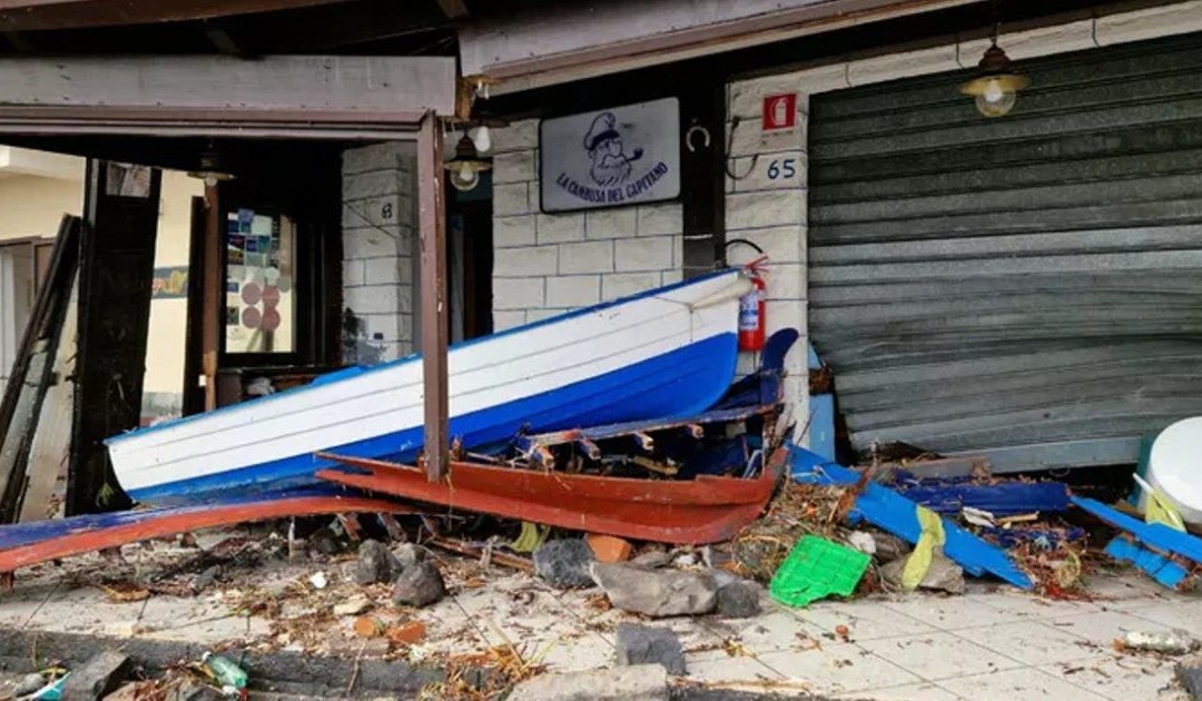 Maltempo, allerta rossa in Calabria. Evacuazioni a Catania, Eolie isolate