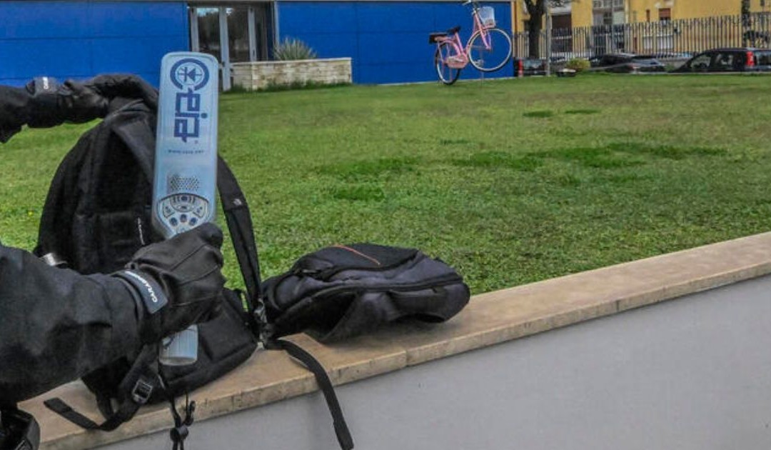 Metal detector nelle scuole, firmata la circolare Valditara-Piantedosi