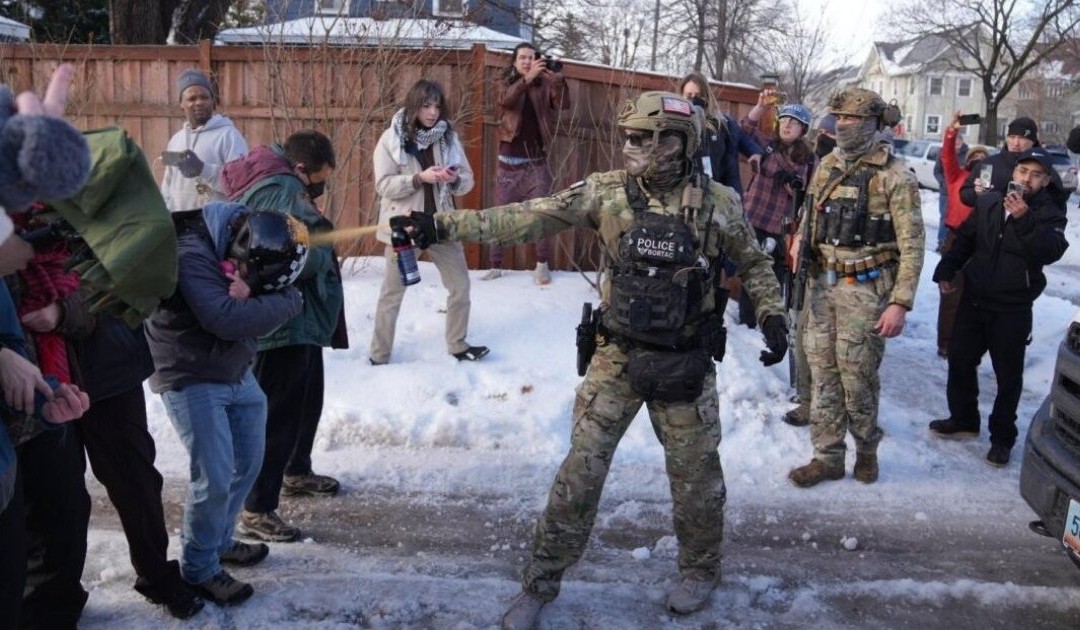 Minneapolis, l’Ice spara ancora. Trump minaccia l’Insurrection Act