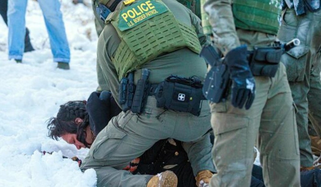 Minneapolis, alta tensione dopo la sparatoria: scontri, scuole chiuse