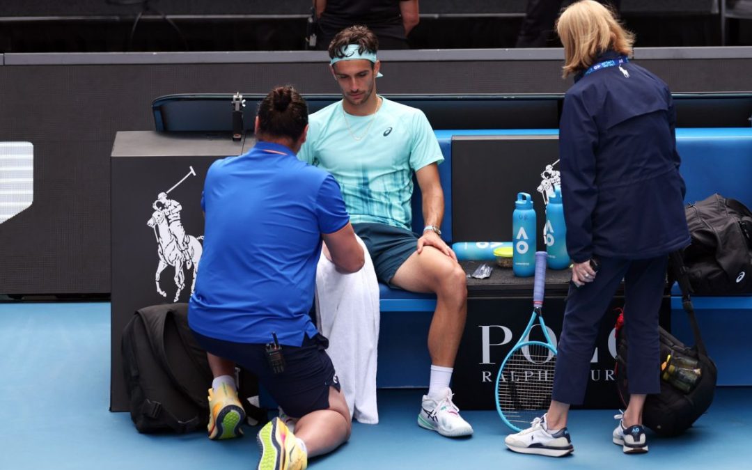 Australian Open, Musetti si fa male sul più bello: arriva il ritiro avanti 2 set a 0 contro Djokovic. In campo Sinner e Shelton