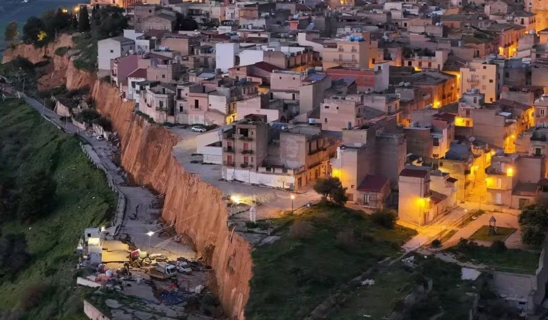 Niscemi, si allarga la frana: oltre mille evacuati. «Abbiamo paura»
