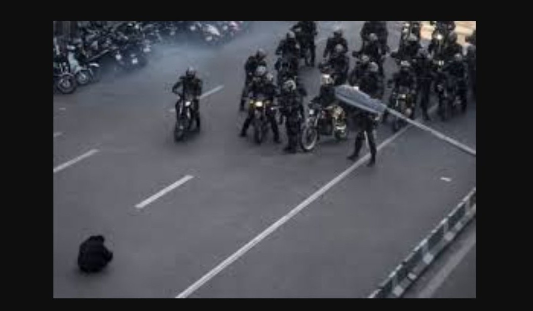 Teheran, il corpo contro il potere: l’immagine che apre il 2026