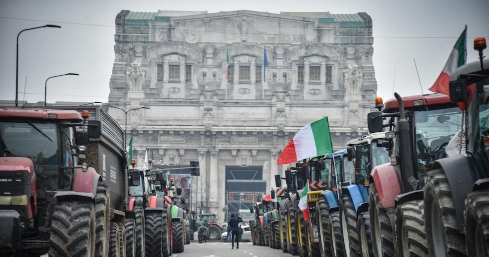 Trattori bloccano traffico a Milano contro il trattato Mercosur