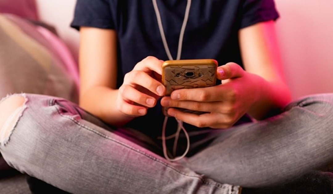 Minori online, l’esperto: servono regole e non divieti