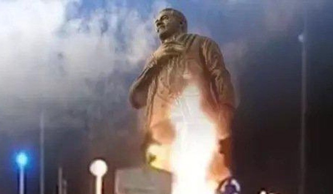 Iran, Internet oscurato e la rivolta colpisce i simboli del potere