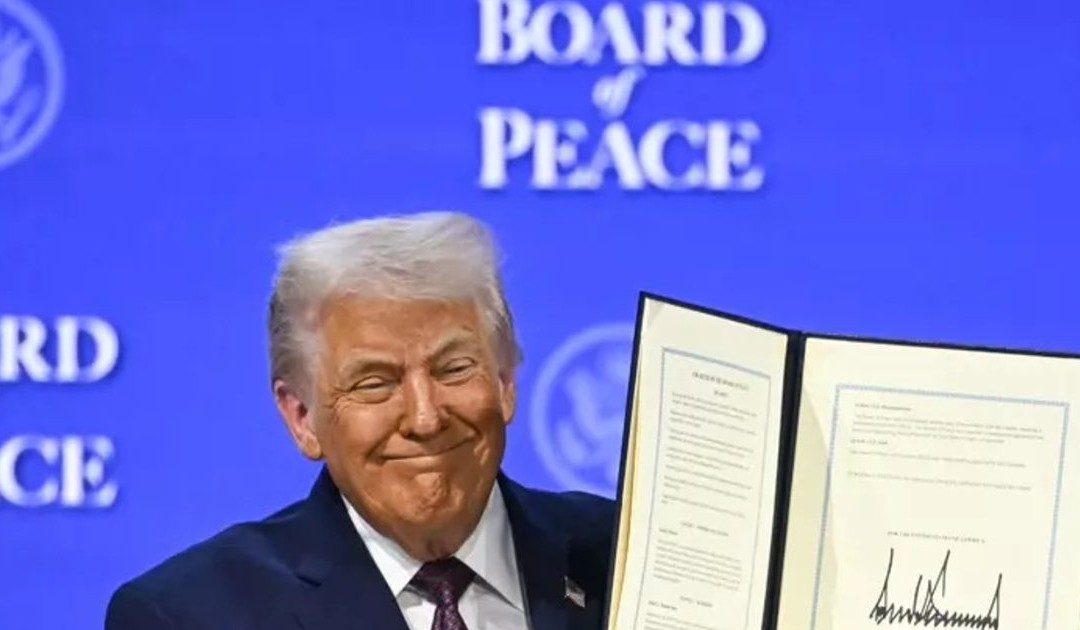 Gaza, Trump firma lo statuto. Meloni, Starmer, Merz e Macron no