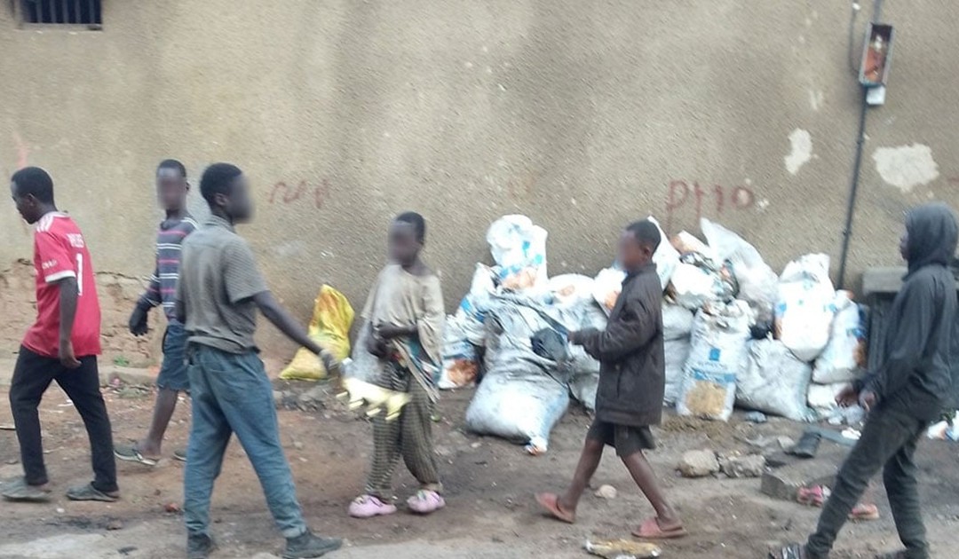 Uganda, troppi bambini e nessuno Stato: la violenza cresce in strada