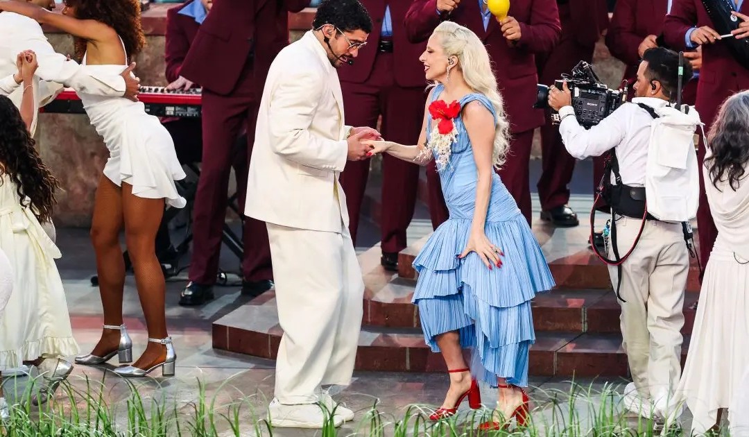 Al Super Bowl Bad Bunny celebra l'America multietnica, Trump: “Uno schiaffo agli Usa”