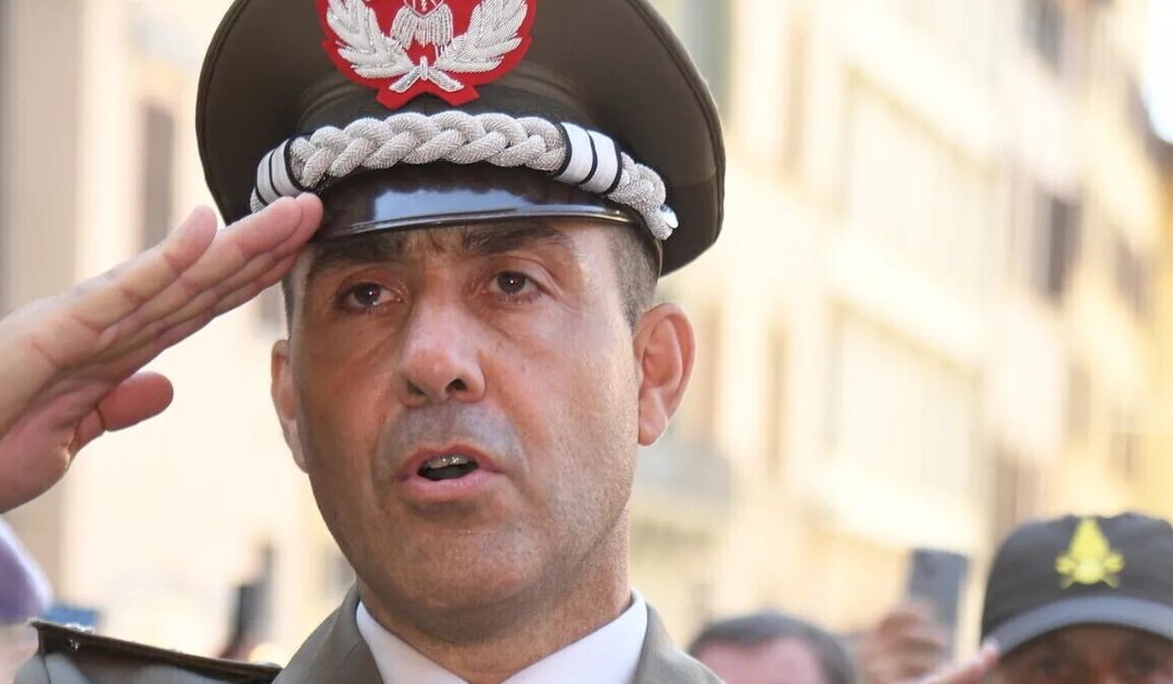 Il generale se ne va. A destra, dietro la collina, non c’è più nessuno