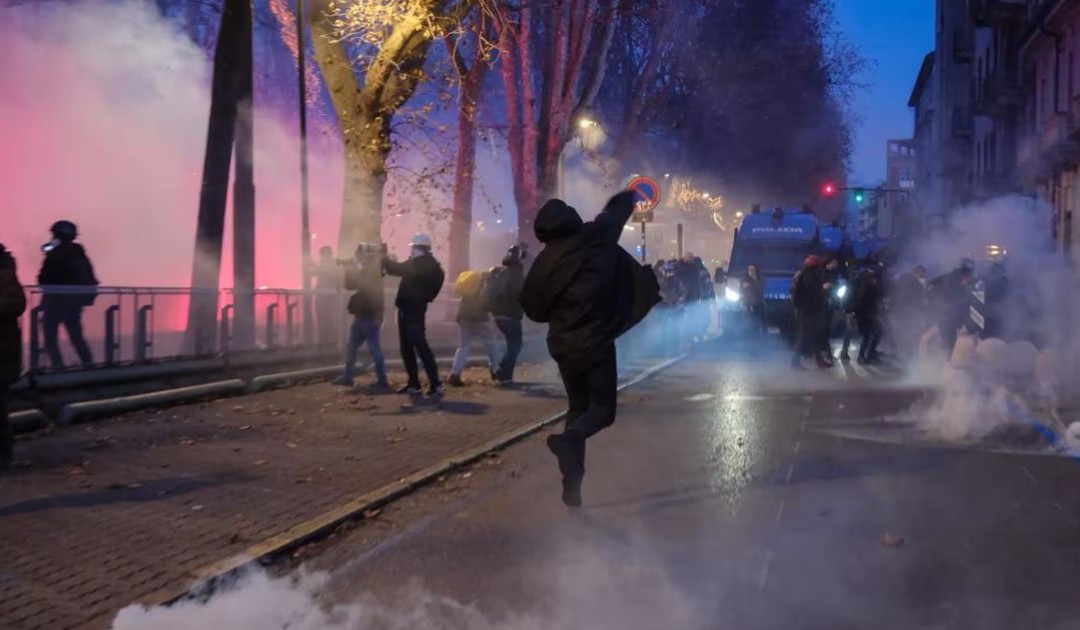 Askatasuna, la sinistra e il vizio di accarezzare i cattivi compagni