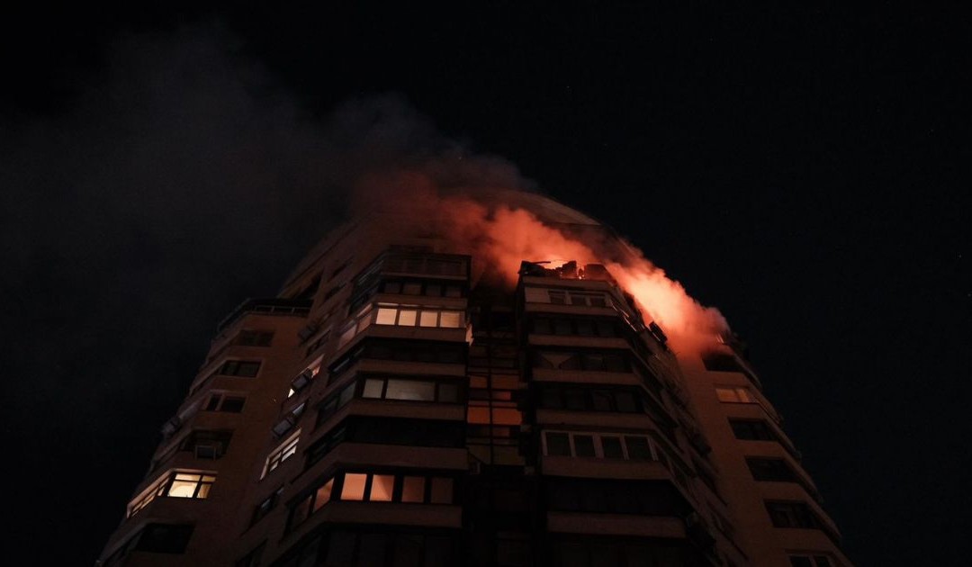 Ucraina, notte di attacchi russi: colpito il monumento alla Madre Patria