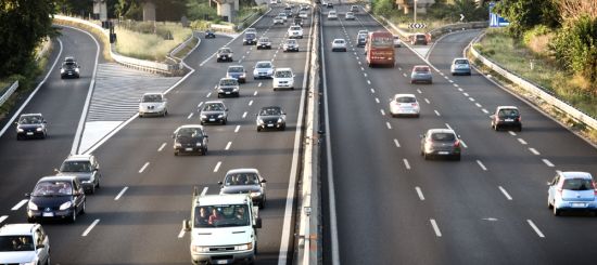 Code di auto sull'autostrada durante il primo weekend dell'esodo estivo 2026 da bollino nero