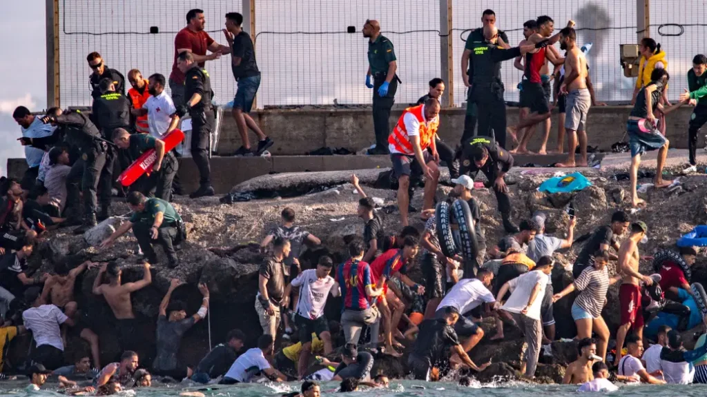 Barriere galleggianti anti-migranti al largo delle coste di Ceuta, agosto 2026