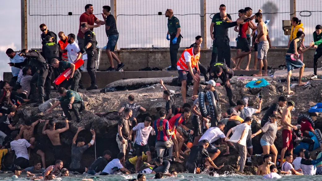 Ceuta migranti Meloni Barriere galleggianti anti-migranti al largo delle coste di Ceuta, agosto 2026