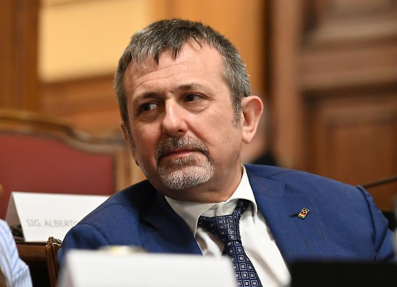 Andrea Delmastro durante una seduta parlamentare mentre il caso delle chat alimenta lo scontro politico alla Camera