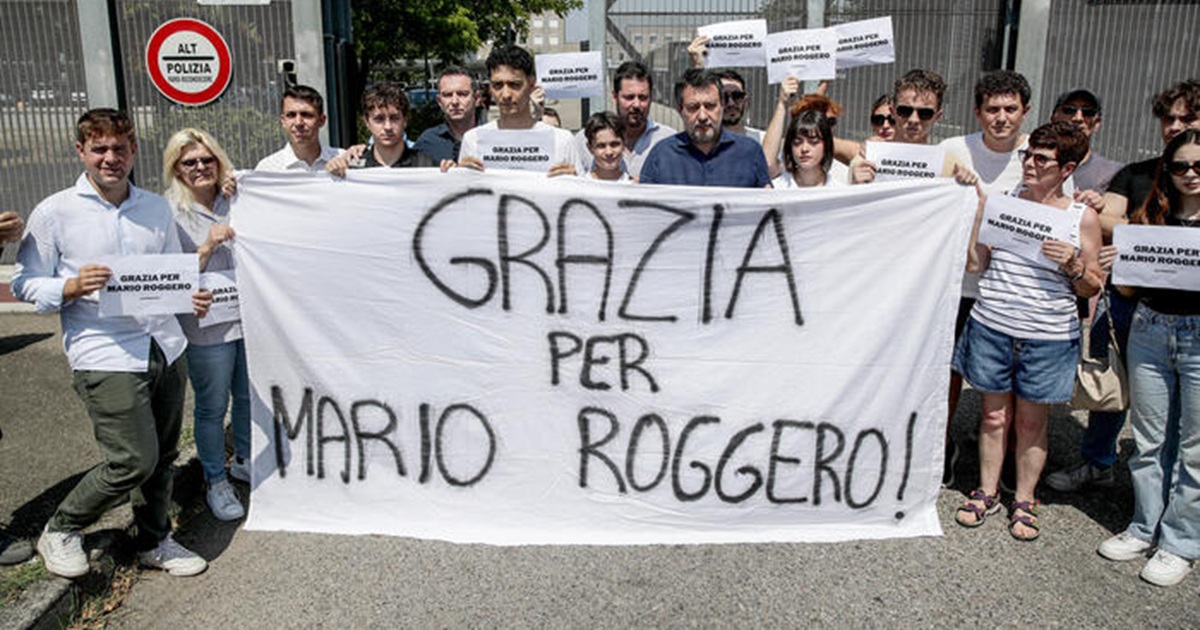 Matteo Salvini con alcuni manifestanti della Lega
