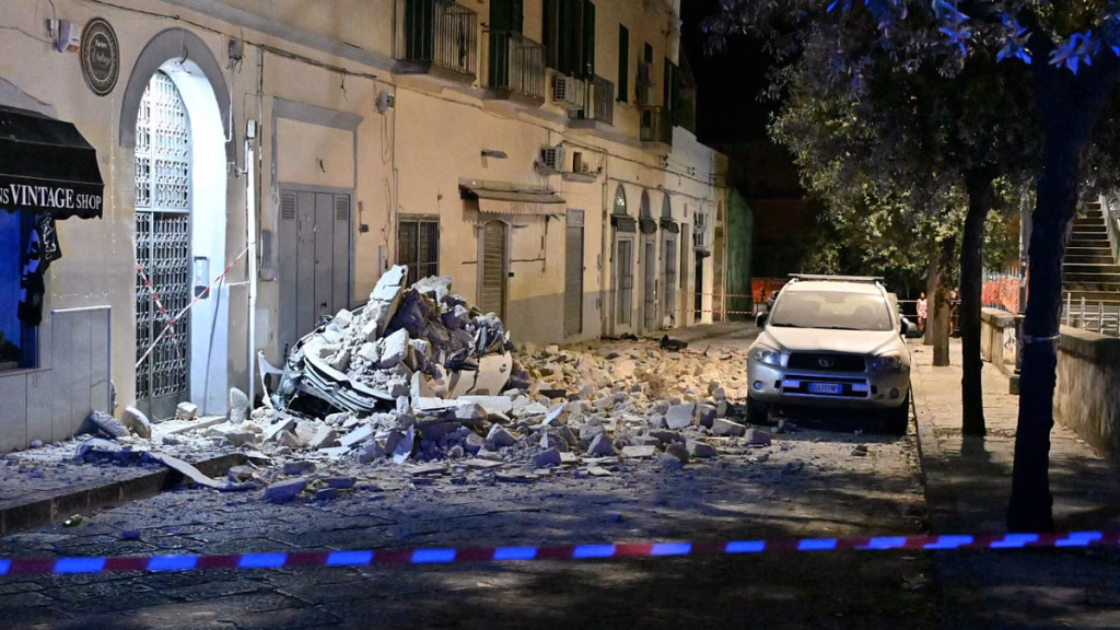 Facciata crollata a Pozzuoli dopo il terremoto di magnitudo 4.7 del 31 luglio 2026