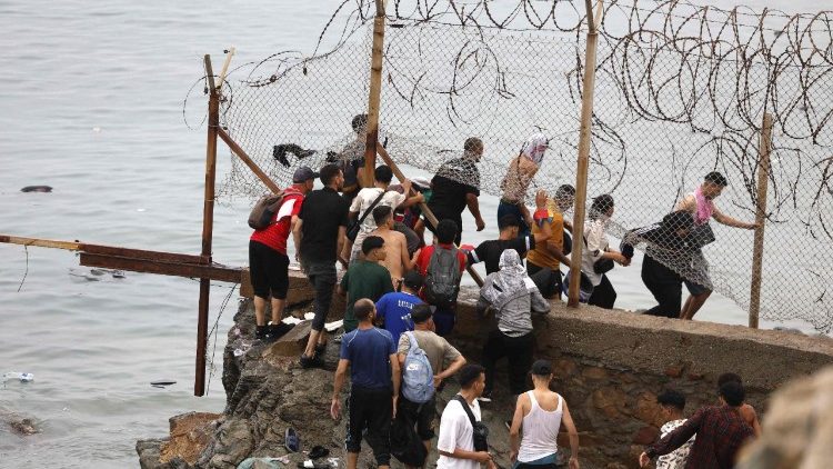 Migranti sulla spiaggia di Ceuta durante la crisi migratoria tra Spagna e Marocco