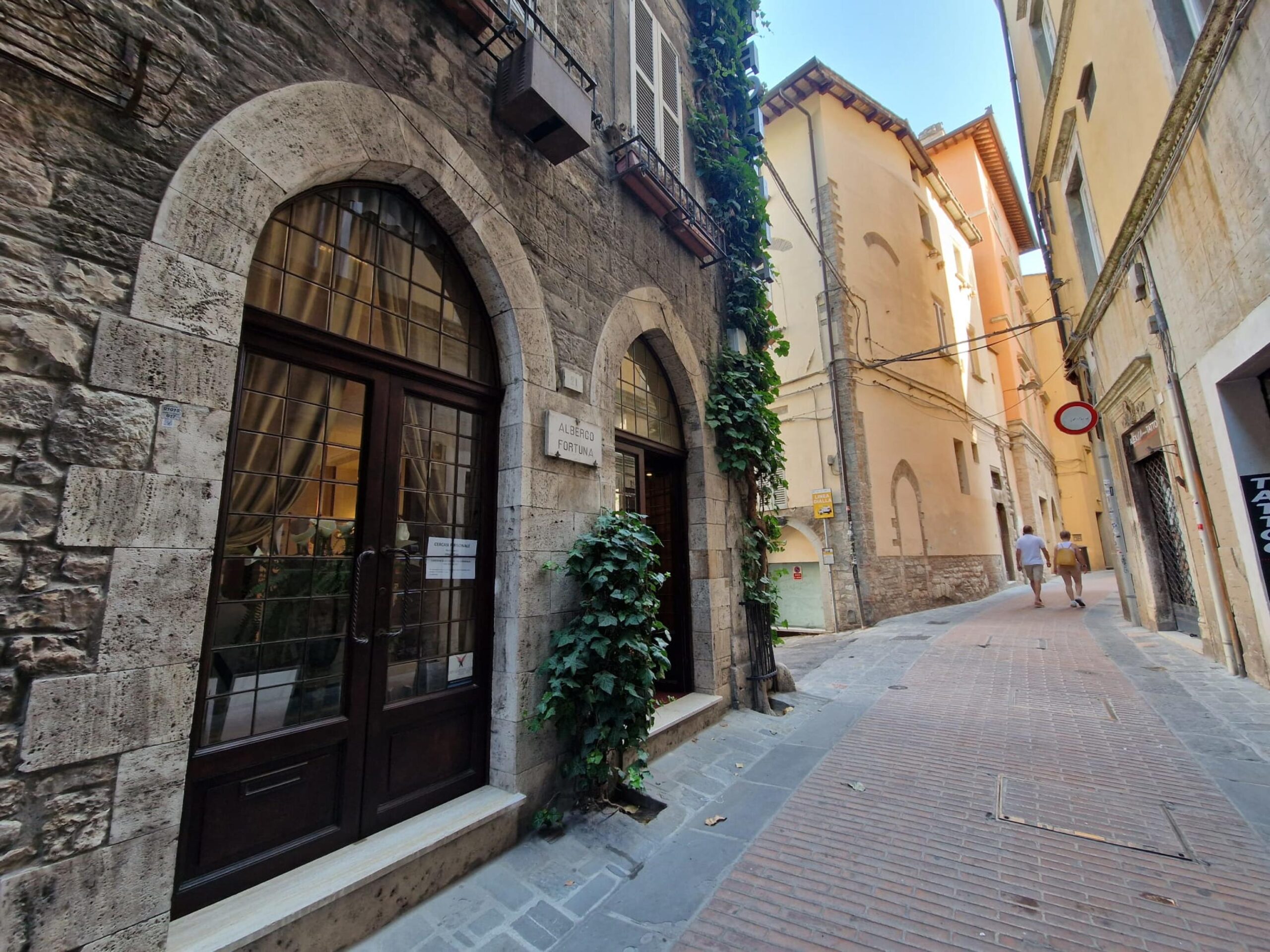 Esterno di un albergo nel centro storico di Perugia, sede della tragedia per monossido di carbonio