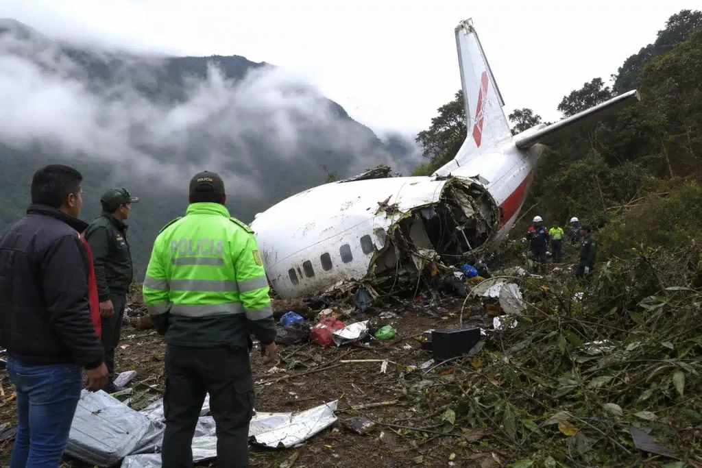 Relitto del piccolo aereo turistico precipitato sulle Linee di Nazca, in Perù, agosto 2026