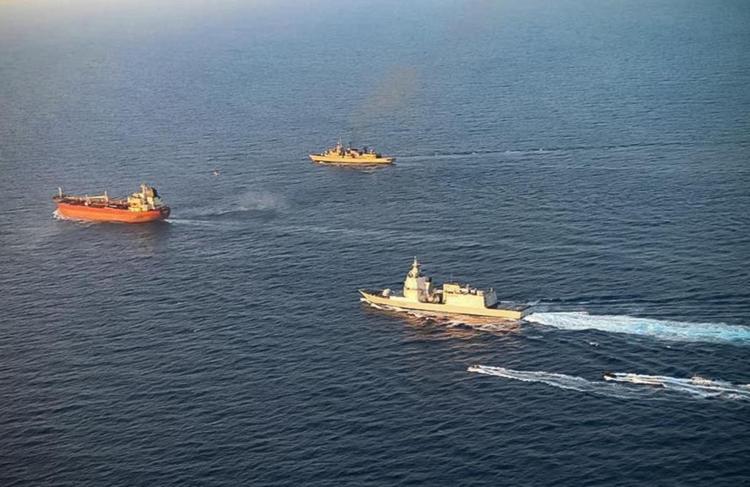 Nave Thaon di Revel della Marina Militare italiana durante l'operazione di abbordaggio a ovest di Pantelleria