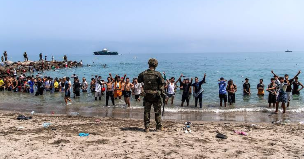 Migranti al confine di Ceuta durante la crisi migratoria con il Marocco