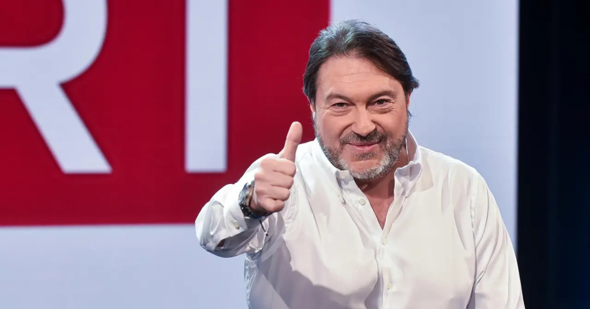 Sigfrido Ranucci durante una registrazione di Report, simbolo del dibattito sul caso giudiziario e sulle possibili conseguenze politiche