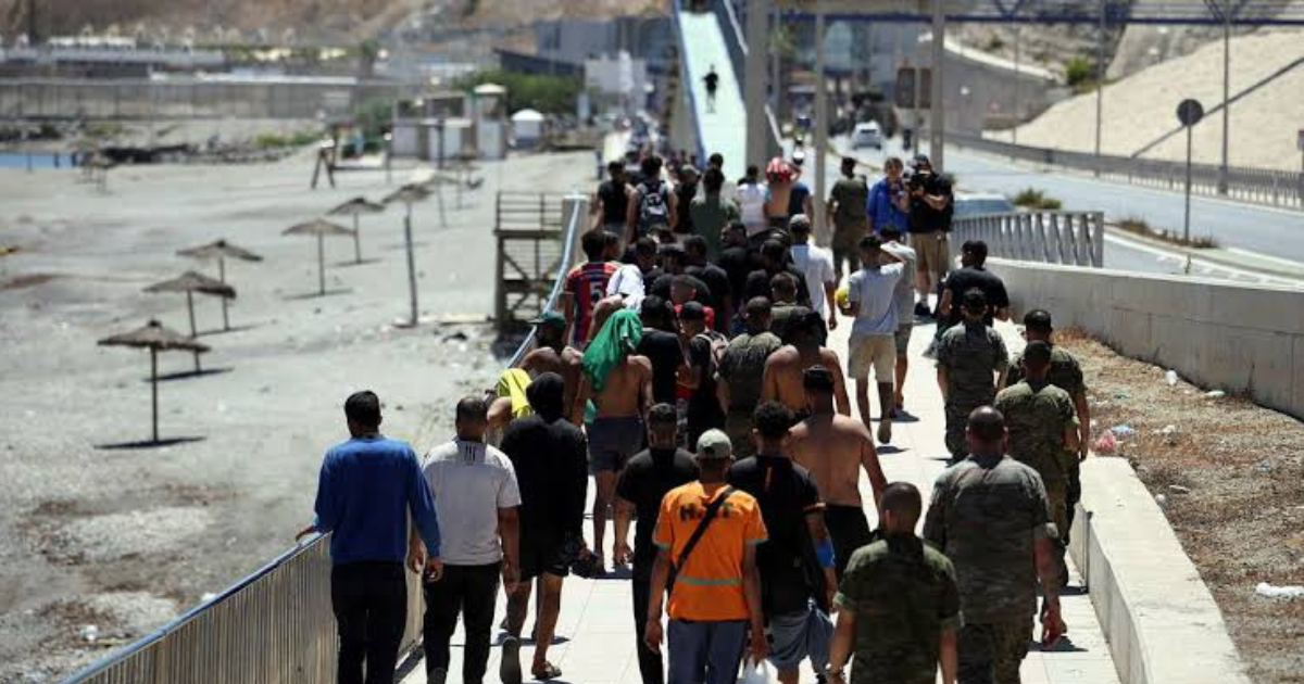 Migranti sulla spiaggia di Ceuta durante la crisi migratoria dell'estate 2026
