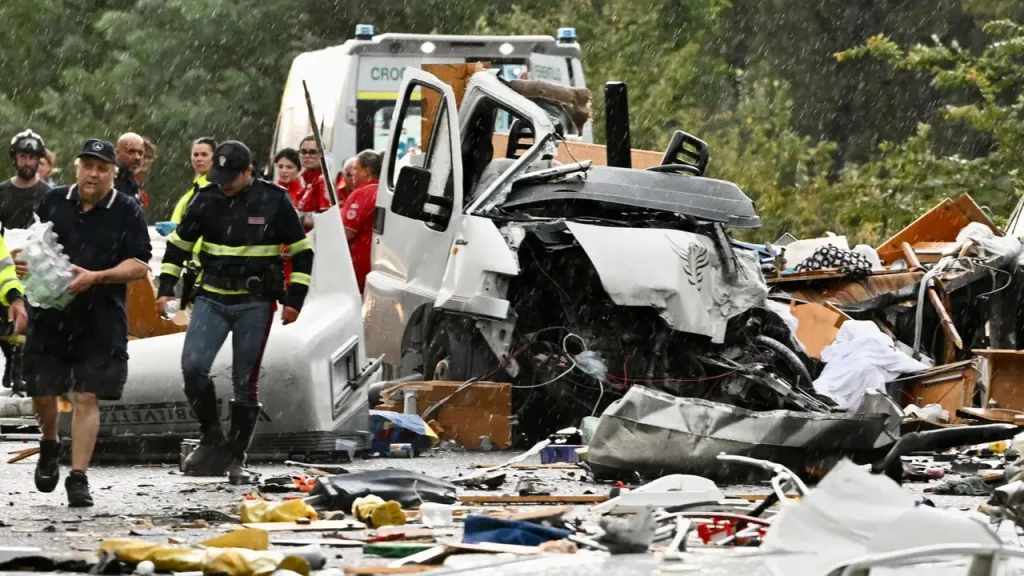 Soccorsi sul luogo dell'incidente stradale sulla superstrada Terni-Rieti a Colli sul Velino