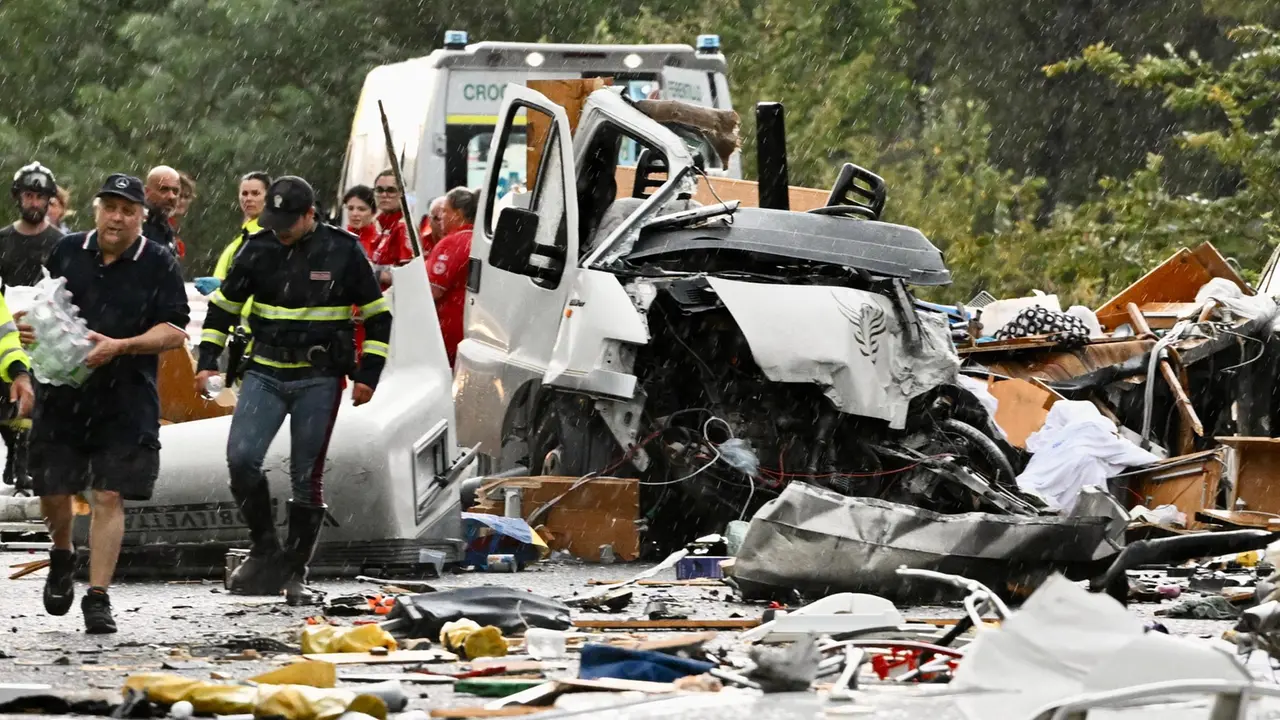 Incidente Rieti-Terni Soccorsi sul luogo dell'incidente stradale sulla superstrada Terni-Rieti a Colli sul Velino